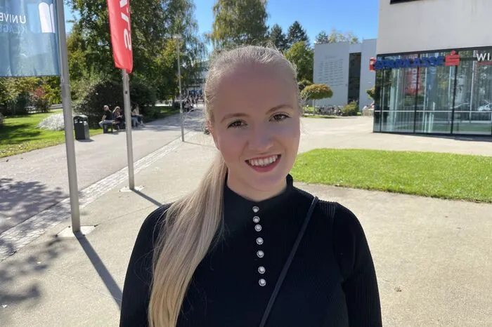 Miriam Plewe, 25 Jahre aus Klagenfurt, 3. Semester: Ob beim Einkaufen oder beim Tanken, man merkt einfach die hohen Preise. Deshalb kaufe ich jetzt auch weniger ein. Ich habe schon richtig Sorge vor den Heizkosten und sammle auch vermehrt Rabattcoupons, was ich früher nicht gemacht habe. Nebenbei gebe ich Nachhilfe und versuche, ein Leistungsstipendium zu bekommen, um noch ein bisschen was dazuzuverdienen.