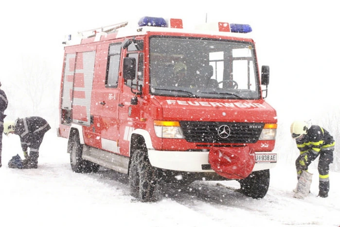 Ein Wagen kam auf der Schneefahrbahn zwischen Hinteregg und Eselsberg von der Straße ab.
