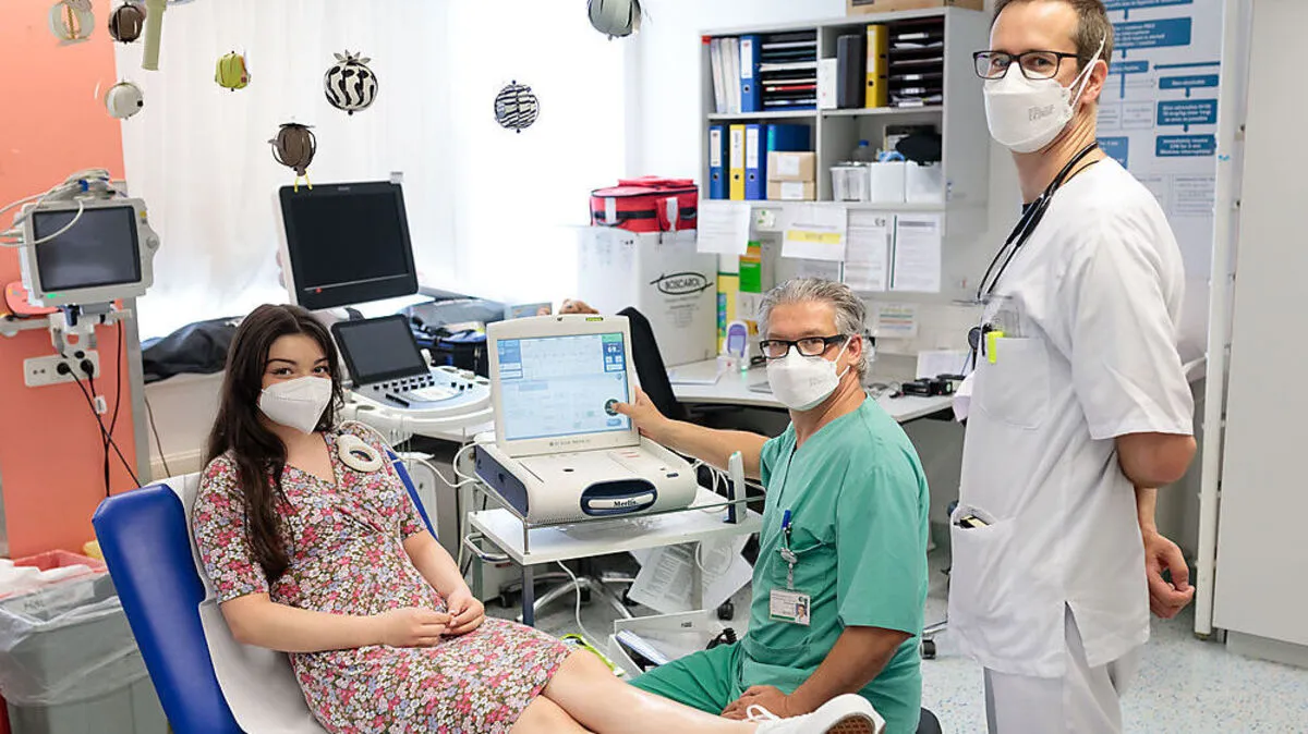 Anna Mayer mit den Herzspezialisten Günther Prenner und Stefan Kurath-Koller (stehend)