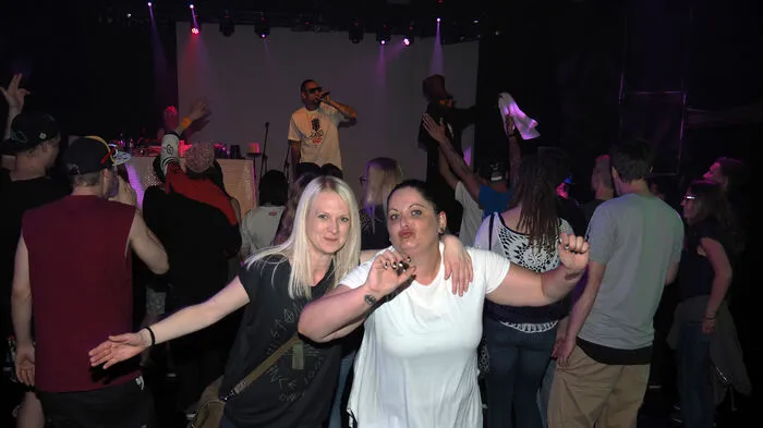 Sidos ehemaliger Wohngemeinschaftsmitbewohner, der in Berlin aufgewachsene Rapper B-Tight, trat Samstagnacht nach einer groflächigen Tour durch Deutschland und Gastspielen in Telfs und Wien, im Klagenfurter Volxhaus schräg gegenüber vom Hauptbahnhof auf. Einige der Fans kamen sogar von weit her, um ihren Star zu sehen. So etwa die Oberösterreicherinnen Silvana Schlejmar und Sabrina Ecker (am Foto vorne von links beim Tanzen).