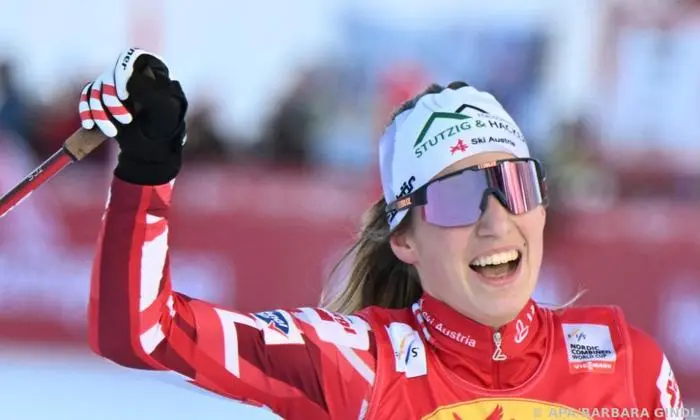 Lisa Hirner (3.,AUT) im Ziel des LL 5 km Compact-Bewerbes der Frauen am Samstag, 16. Dezember 2023, beim FIS-Weltcup der Nordischen Kombination in Ramsau am Dachstein.