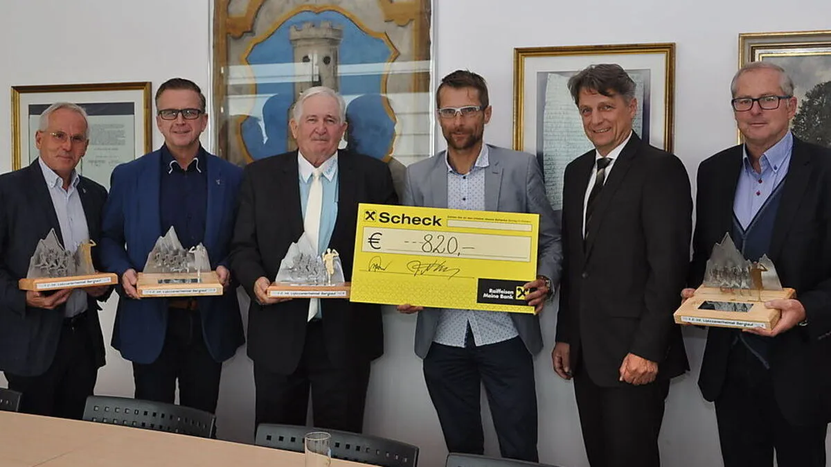 LTV-Obmann Stefan Mayer (Dritter von rechts) übergab den Spendenscheck an Karl Wieland (Dritter von links)