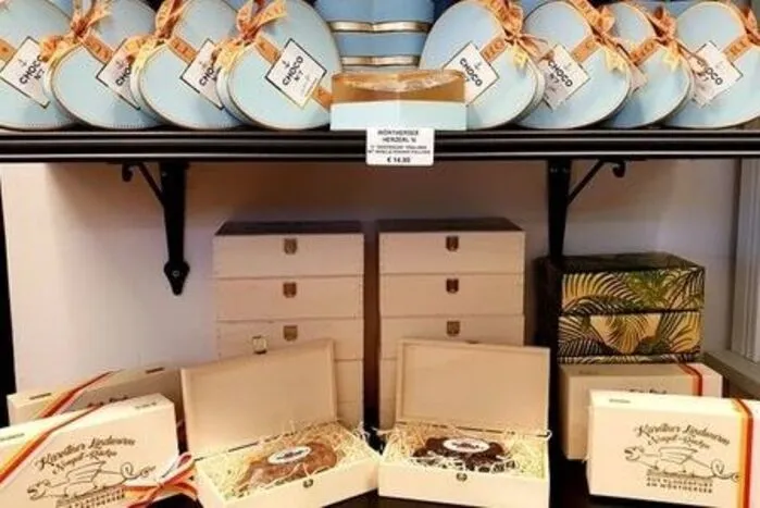 Besonders stolz ist Böhm auf ihren selbst kreierten „Lindwurmrücken aus Nougat“ sowie auf die „Wörthersee-Herzerl“ mit Vanille-Nougatfüllung, die auch bei Touristen sehr gut ankommen.
