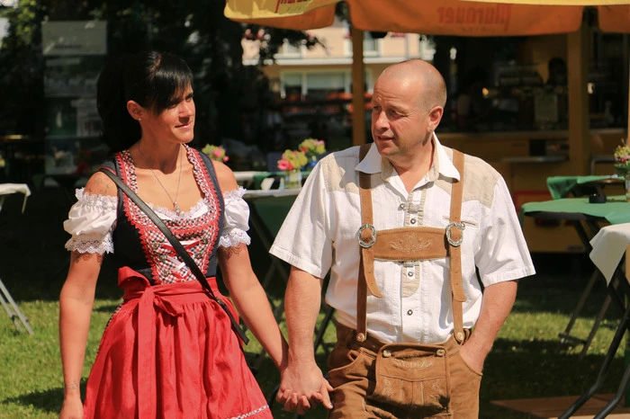 Zahlreiche Politiker, Vertreter aus Wirtschaft und Kultur waren anwesend, um das Fest offiziell zu eröffnen. 