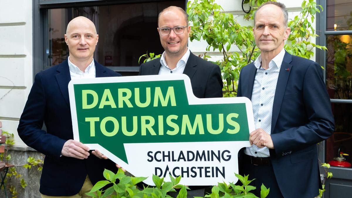 Präsentierten die aktuelle Studie zur Wertschöpfung durch den Tourismus in der Region: Studienautor Florian Schwillinsky (Economics Instituts für Wirtschafts- und Sozialforschung), Mathias Schattleitner und Herbert Kolb (Vorstandsdirektor der Raiffeisenbank Schladming-Gröbming)