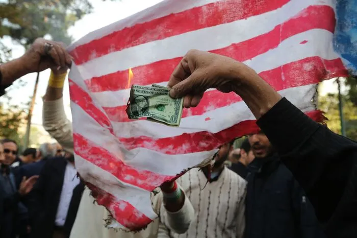 Die Proteste fielen mit den traditionellen Demonstrationen zum Jahrestag der Erstürmung der US-Botschaft 1979 zusammen. Angesichts der zweiten Sanktionswelle ab Montag griff die iranische Regierung die USA auch verbal an.