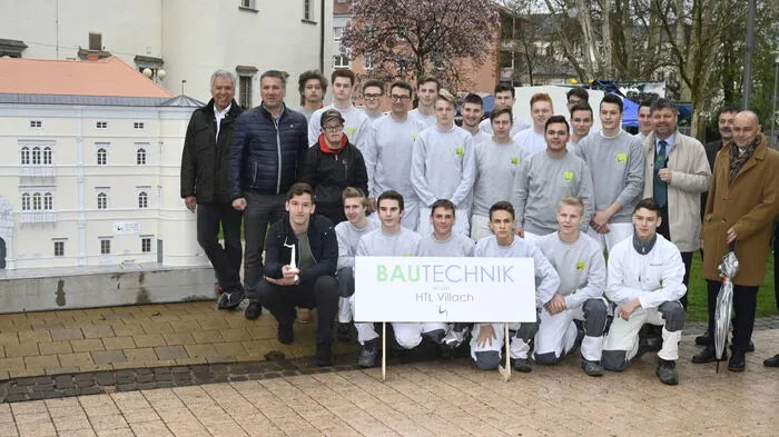 Sechs Klassen der HTL Villach haben in den vergangenen drei Jahren am Nachbau des Schlosses Hand angelegt.