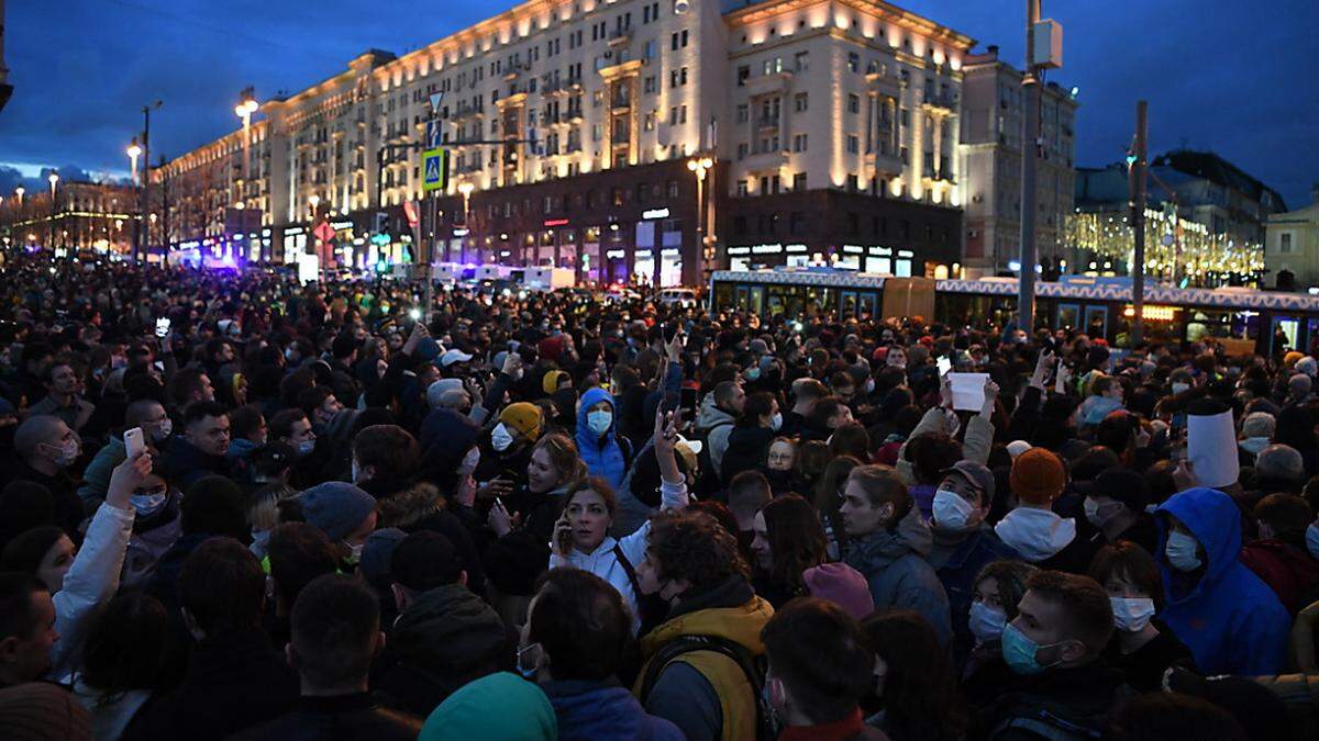 Tausende Menschen gingen am Mittwoch für Nawalnys Freilassung auf die Straße