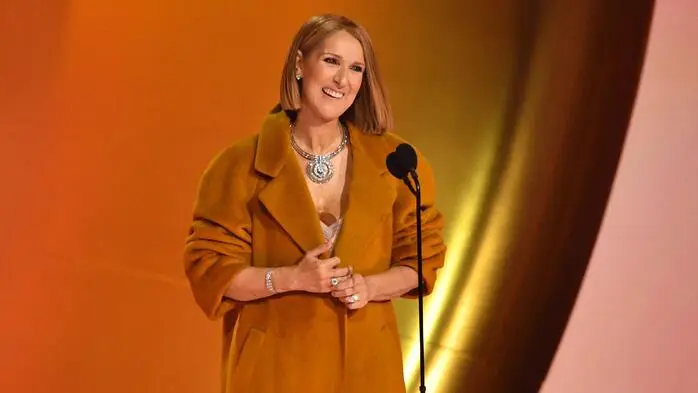 Die kanadische Sängerin Celine Dion sorgte mit ihrem überraschenden Auftritt bei den diesjährigen Grammys für den wohl emotionalsten Moment des Abends. Es ist ihr erster öffentlicher Auftritt nach drei Monaten. In letzter Zeit war es still um die Musikerin geworden, sie hatte mit gesundheitlichen Problemen zu kämpfen, bei Dion wurde das „Stiff-Person-Syndrom“ diagnostiziert. Sie wurde mit Standing Ovations begrüßt, als sie einen Award präsentierte. „Danke euch allen, ich liebe euch auch. Wenn ich sage, dass ich froh bin, heute Abend hier zu sein, dann meine ich das aus tiefstem Herzen“.