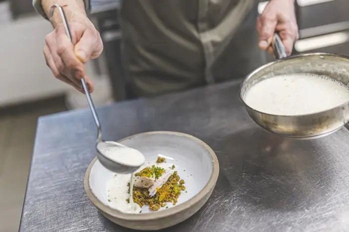Pichler kombiniert den Kärntner Hadnsterz mit einer aromatischen Stoßsuppe