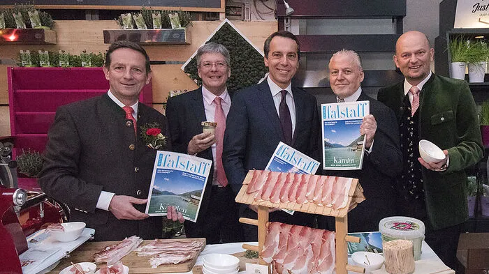 Polit-Prominenz feierte mit Herausgeber Wolfgang Rosam (2. v. r.) das gelungene Werk