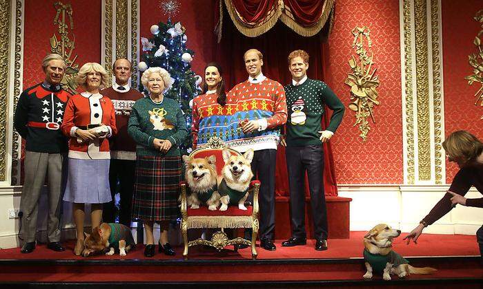 Fake News! Die britische Königsfamilie mit Weihnachtspullis im Wachsfigurenkabinett. 