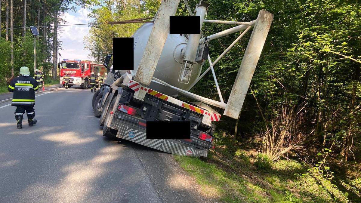 Der Betonmischer blieb im aufgeweichten Bankett hängen