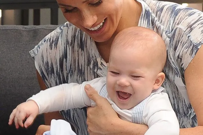 Der Kleine fühlte sich im Schoß seiner Mama sichtlich wohl.
