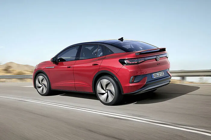Drei Varianten rollen zu den Händlern, die ihren Saft allesamt aus einem 77-kWh-Akku saugen.