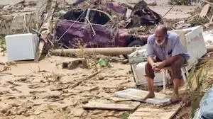 Auch für jene, die die Sturzflut überlebt haben, ist die Lage prekär. Hilfsteams kommen kaum voran, mehr als 30.000 Menschen sind obdachlos geworden