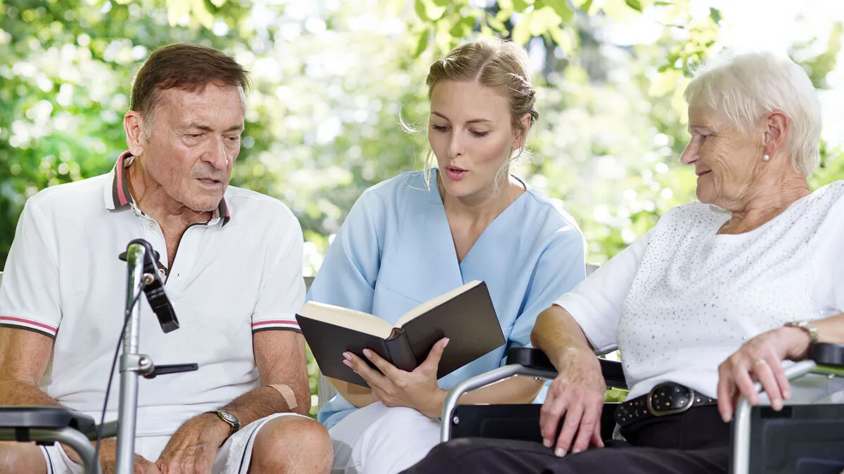 Neben dem Er- fordernis zur Spezialisie- rung haben sich Pflegehei- me und Senio- renresidenzen auch bewusst zu Orten der Begegnung und der Ge- meinsamkeit entwickelt