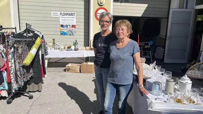Flohmarkt bei strahlendem Sonnenschein und sommerlichen Temperaturen.