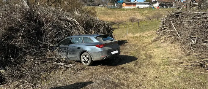 Der Pkw kollidierte mit einem Holzstapel