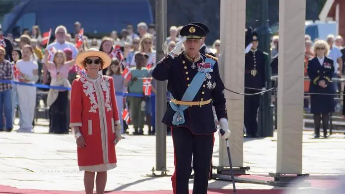 König Harald und Königin Sonja von Norwegen warteten gespannt auf ihre Staatsgäste