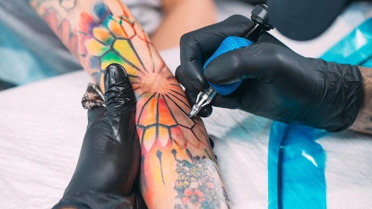 Die EU-Chemikalienverordnung &quot;REACH&quot; will die Tattooindustrie regulieren und verbietet einen großen Teil der existierenden Tattoofarben