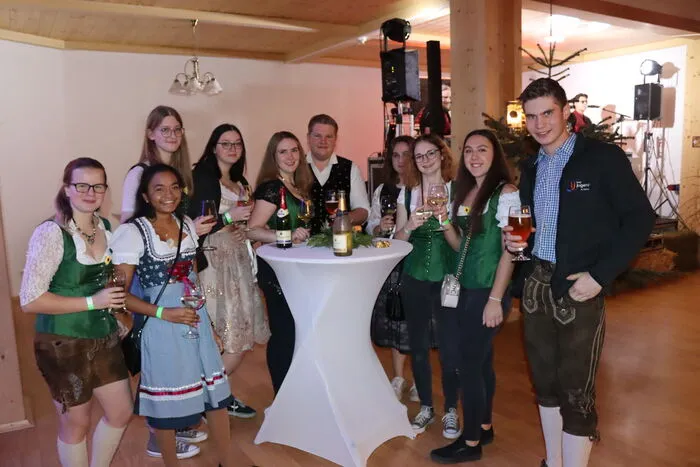 Zahlreiche befreundete Landjugendgruppen - wie die LJ St. Michael - belebten den St. Margarethner Bauernball mit jugendlichem Flair.