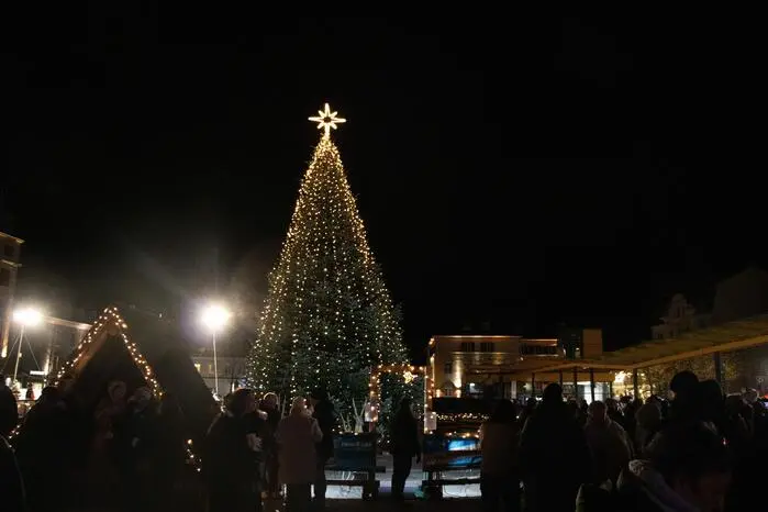 Der große Weihnachtsbaum ragte aus der Menschenmenge
