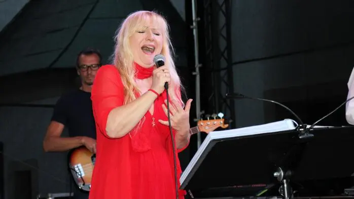Beim letzten Open-Air Konzert der Reihe „Treffpunkt Michaeliplatz“ ließen Corry Gass und ihre Musiker noch einmal richtig Party-Stimmung am Hauptplatz aufkommen und rockten, was das Zeug hielt.