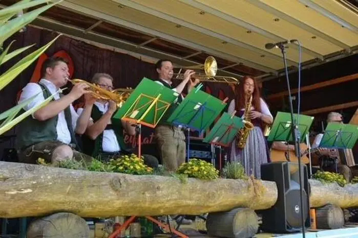 Musikalisch spielten die „Heilbrunner Dorfmusikanten“ und „Buamteifl“ auf.