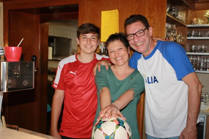 Stefano Barbieri, Tischlerwirt in Weinitzen, mit seiner Famiglia: "Ich bin in Vicenza aufgewachsen und 1997 wegen der Liebe nach Österreich gekommen. Ich liebe das Land und die Menschen in Österreich. Ich habe hier viele Freunde, einer davon ist Martin Amerhauser (Ex-ÖFB-Teamkicker, Anm.). Samstag arbeite ich in unserem Gasthaus, ich habe keine Zeit zum Fußballschauen. Ich halte zu Italien – es tut mir leid. Unser Tipp: Italien gewinnt 2:1."
