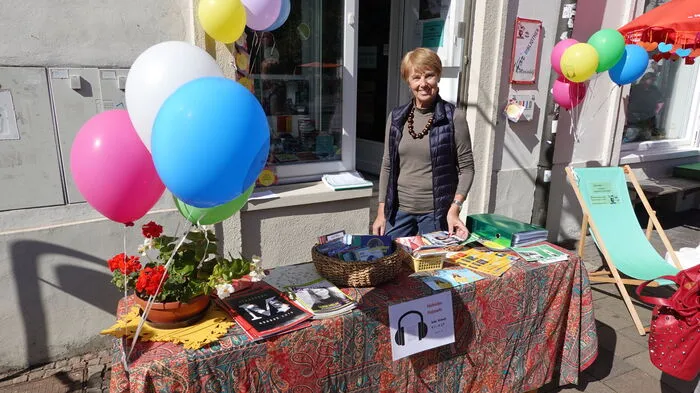 Verschiedene Geschäftsbetreiber haben Stände aufgebaut, so auch die Innhaberin der Hörbibliothek, Christa Wiener-Pucher.