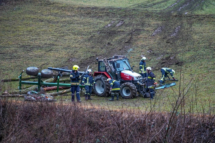 Beide Insassen - der Lenker und eine Mitfahrerin - wurden vom Roten Kreuz erstversorgt und teils schwer verletzt ins UKH St. Pölten gebracht.