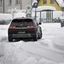 Wetterbild:Wintereinbruch in Muenchen am 02.12.2023 .Starke Schneefaelle in Bayern sorgen fuer Schneechaos.Strassenverkehr,Hyundai Ioniq 5 E-Auto faehrt auf schneebedeckter Fahrbahn durch die Ortschaft Haar Salmdorf im Kreis Muenchen. *** Weather picture Winter onset in Munich on 02 12 2023 Heavy snowfalls in Bavaria cause snow chaos Road traffic,Hyundai Ioniq 5 E car drives on snow-covered road through the village of Haar Salmdorf in the district of Munich