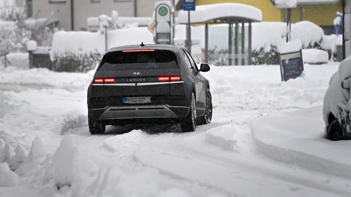 Wintereinbruch bringt Schneemassen  Warum man sein Auto am besten schnell  von Schnee befreien sollte