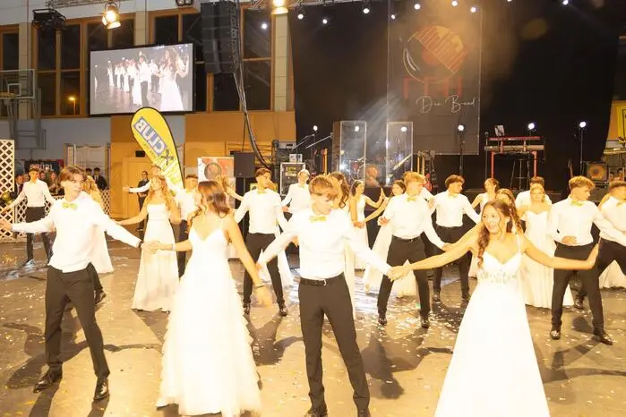 Die festliche Eröffnung, gefolgt von einer schwungvollen Polonaise, sorgte für große Begeisterung.