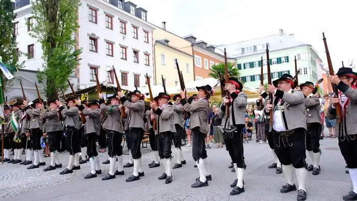 Die Schützenkompanie Schlaiten feuert die Ehrensalve auf dem Hauptplatz ab