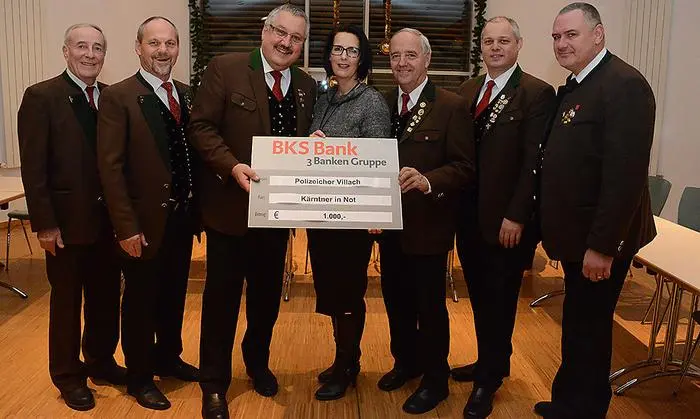 Seit 2004 ein treuer Unterstützer von "Kärntner in Not": der Polizeichor Villach mit Danja Santner (Kleine-Zeitung-Villach) 
