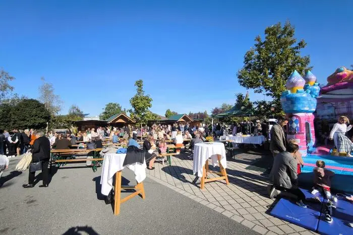 Rund 400 Besucher feierten danach das Herbstfest der Volksschule mit bunten Beiträgen der einzelnen Klassen sowie des Schulchores unter der Leitung von Elisabeth Karner