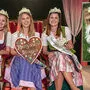 Sabrina Kranabitl mit ihren Prinzessinnen Romana Moser und Veronika Giselbrecht - und Hund Frido
