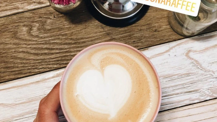 „Mein Nummer-eins-Hotspot ist das Buna in der Schmiedgasse“, sagt Viktoria Resch, die unter mymirrorworld.com bloggt. „Ich liebe guten Kaffee. Man bekommt 50 Cent Rabatt, wenn man den eigenen Coffee-To-Go-Becher mitbringt, diesen Nachhaltigkeitsgedanken mag ich.“