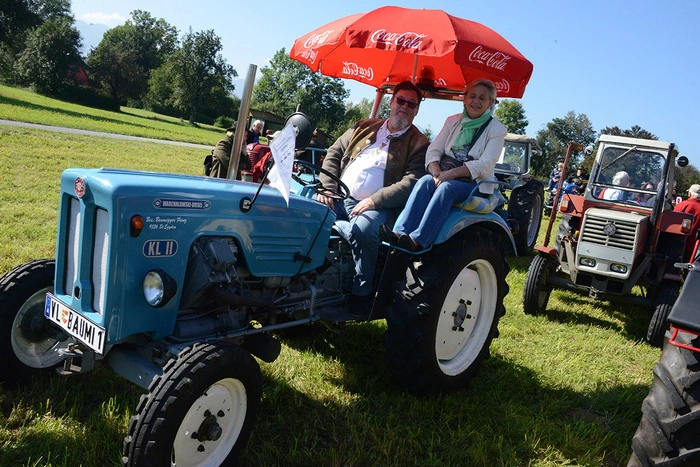 Mit einem Warchalovski Wet 30 B Traktor Silvia und Franz Baumegger