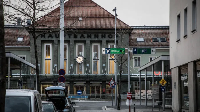 Auch am Villacher Hauptbahnhof stehen die Uhren quasi still