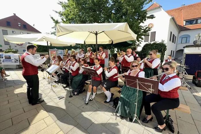  Für den zünftigen musikalischen Tusch beim Dämmerschoppen sorgte die Stadtkapelle Fürstenfeld. 