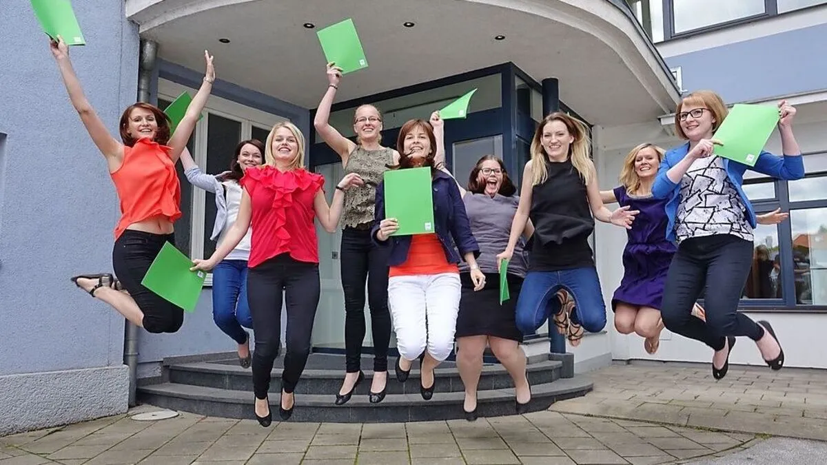 Die neuen Bilanzbuchhalterinnen wagten vor der Kanzlei einen Luftsprung