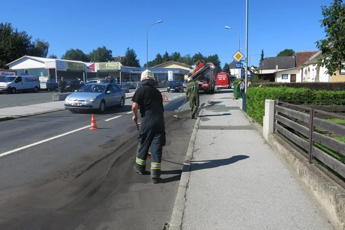 Das Öl konnte auf der Fahrspur gebunden werden.