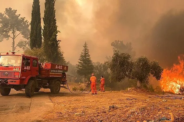 Noch seien mehrere Brandherde aktiv, darunter drei in der beliebten Urlaubsregion Antalya, teilte Forstminister Bekir Pakdemirli auf Twitter mit.