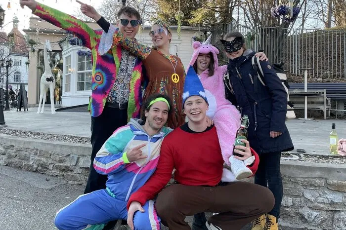 Hinten links die beiden Hippies Johannes und Katarina neben dem Einhorn Alina, vorne der Gymnista Jonas und der Zwerg Lorenz