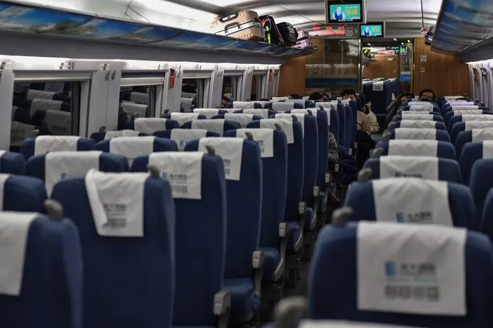 Besonders betroffen ist Wuhan. Das Virus hat die Elf-Millionen-Metropole in eine Sperrzone verwandelt. Es fahren keine Busse, keine Bahnen. Der Flugbetrieb ist eingestellt.