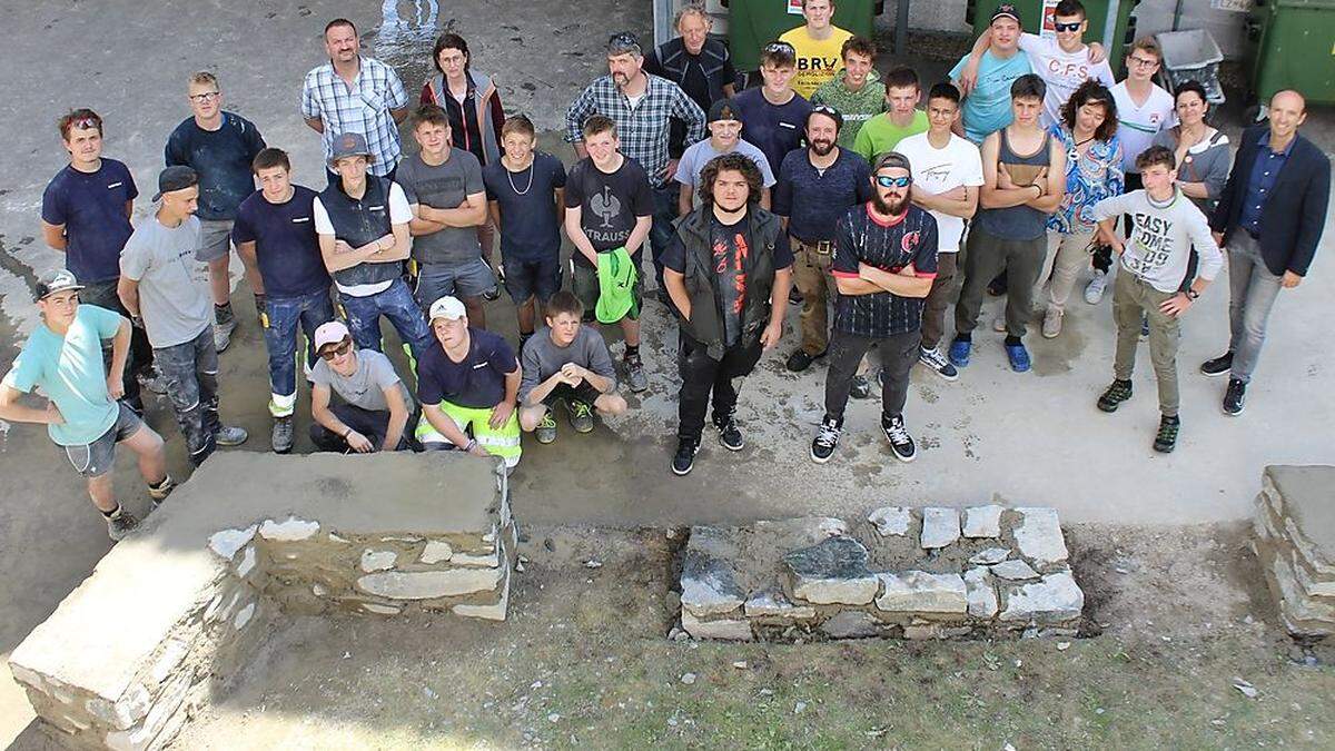 Maurerlehrlinge aus Osttirol und Italien errichteten gemeinsam eine Natursteinmauer