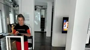 Reni Hofmüller vom esc medien kunst labor mit der „Roboterschlange“ 